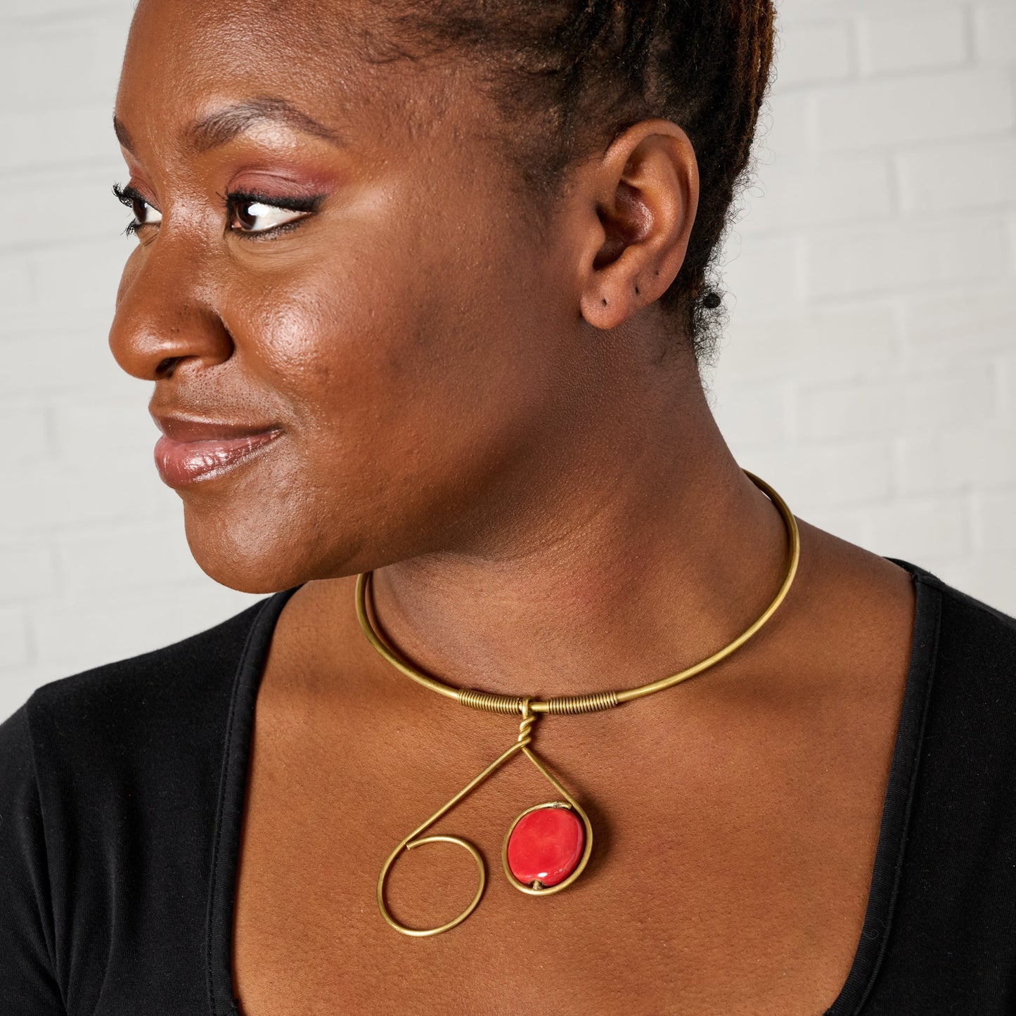Choker w/single bead cer/br 5D adj red/brass