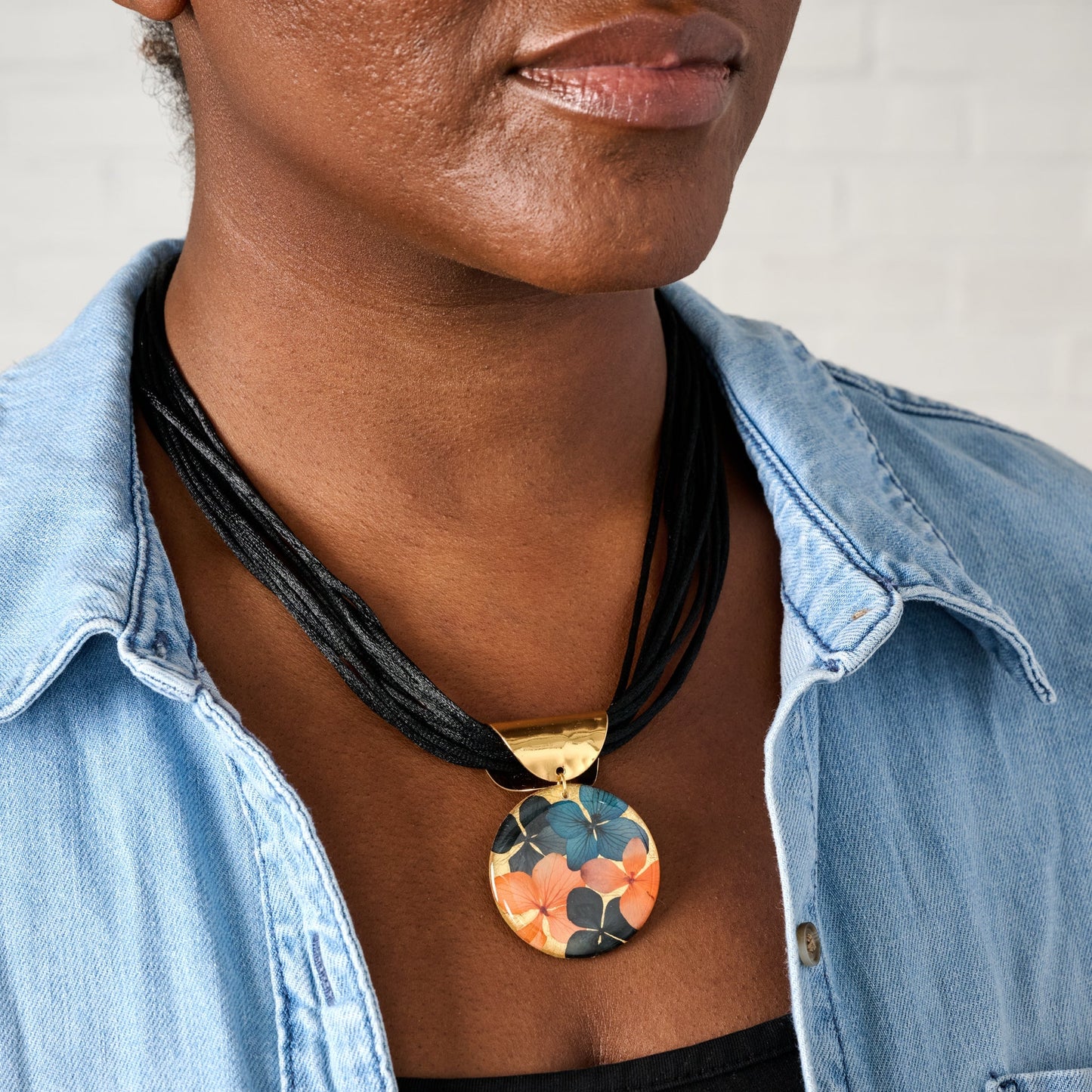 Necklace petals silk/resin/steel 19L blk/gld/blu