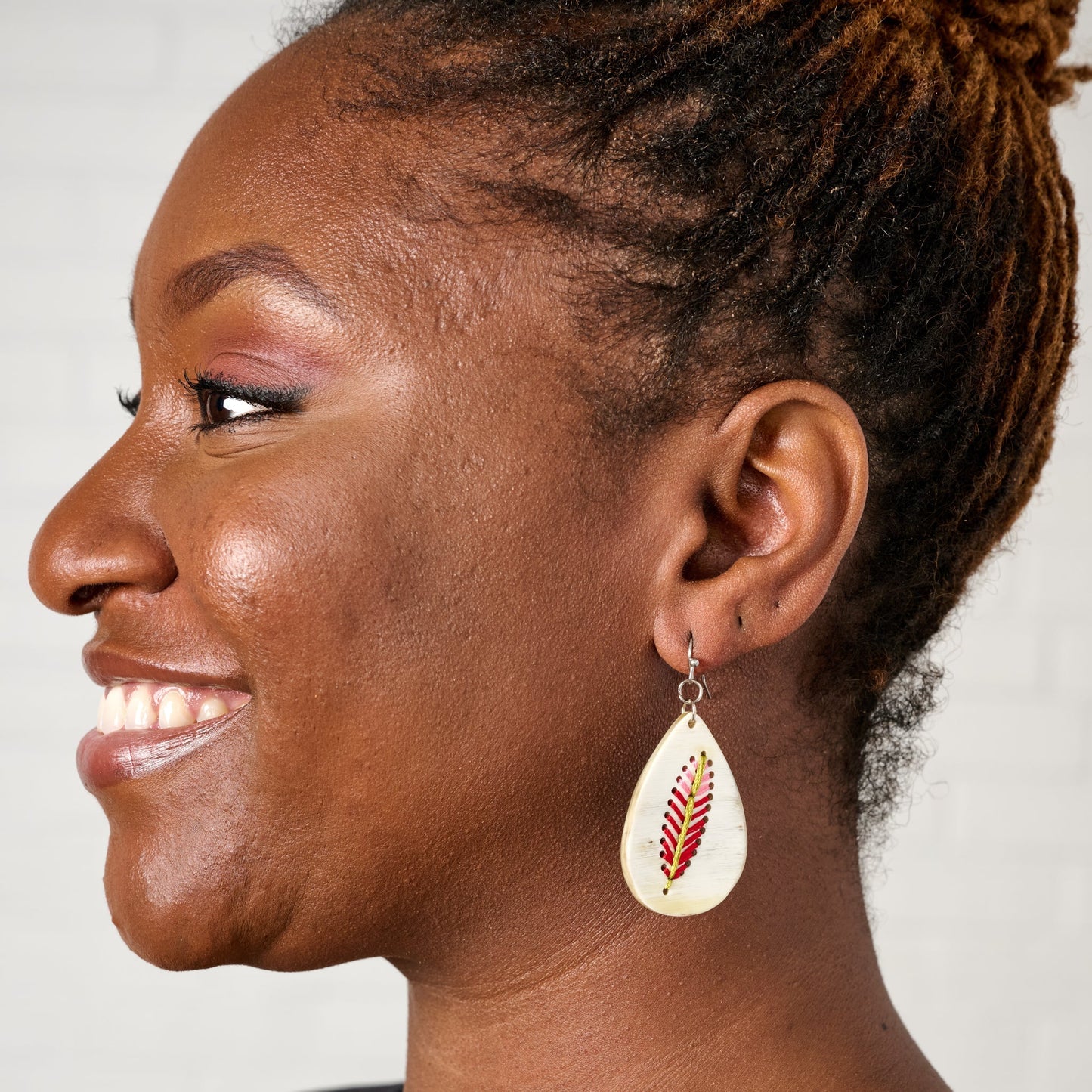 Earrings stitched leaf t-drop hrn/cttn 2.5L crm/rd
