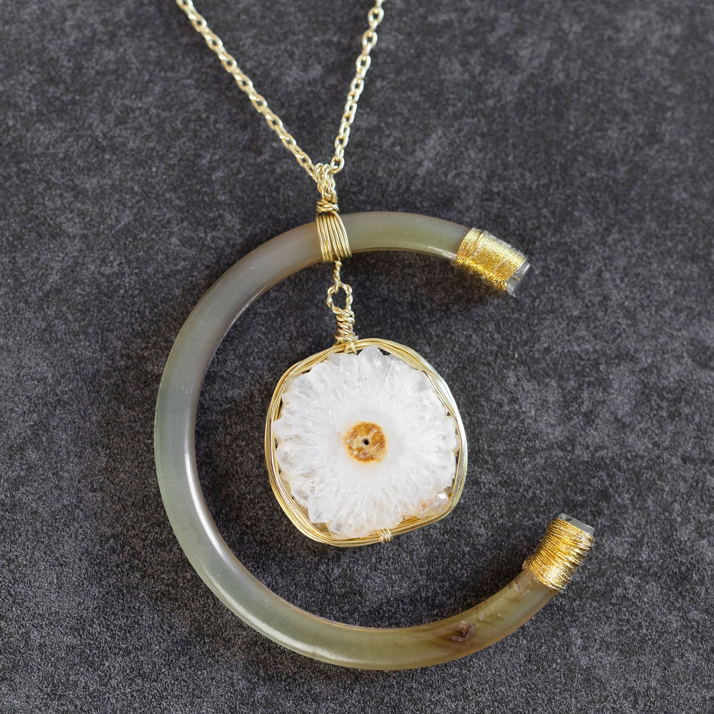 Necklace C pend geode horn/stn/brss 24L br/crm/tan
