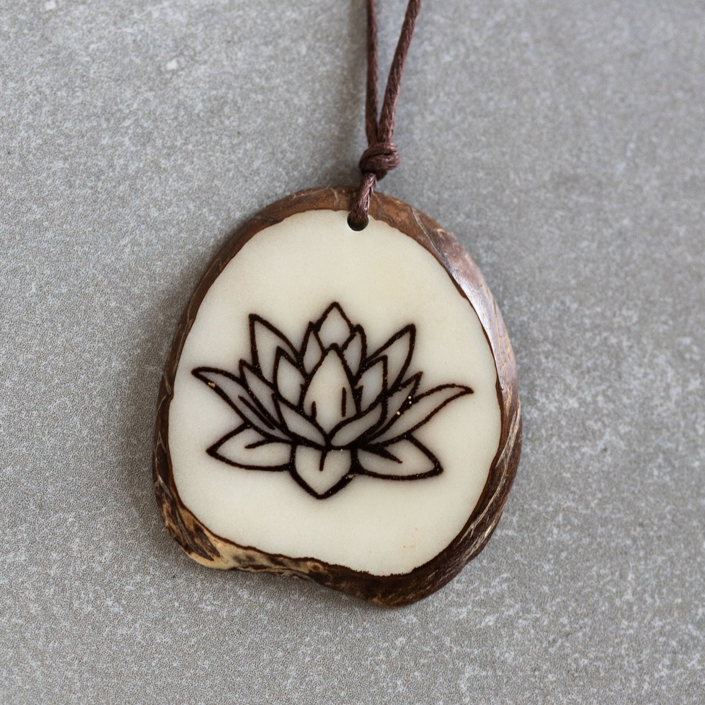 Necklace lotus pendant tagua/cord 16L nat/brn