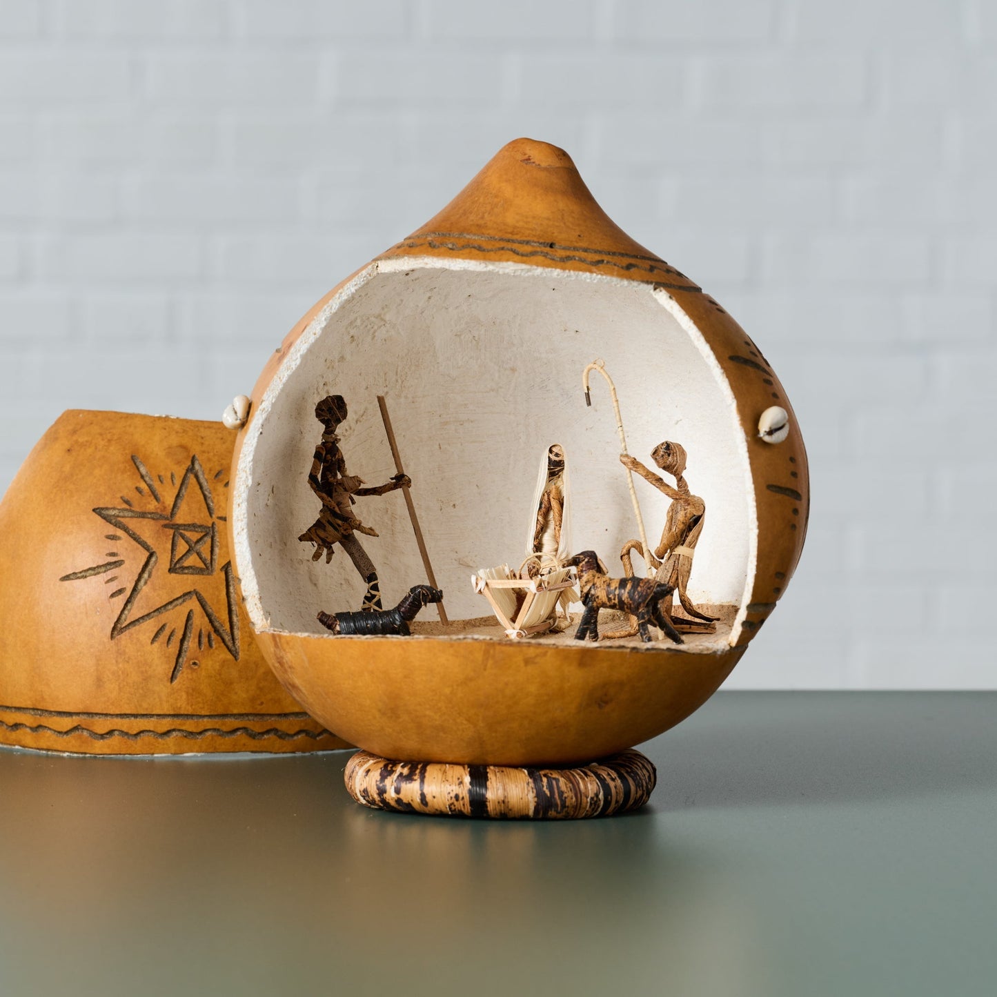 Nativity carved gourd w/ring gourd/b-fiber nat/blk