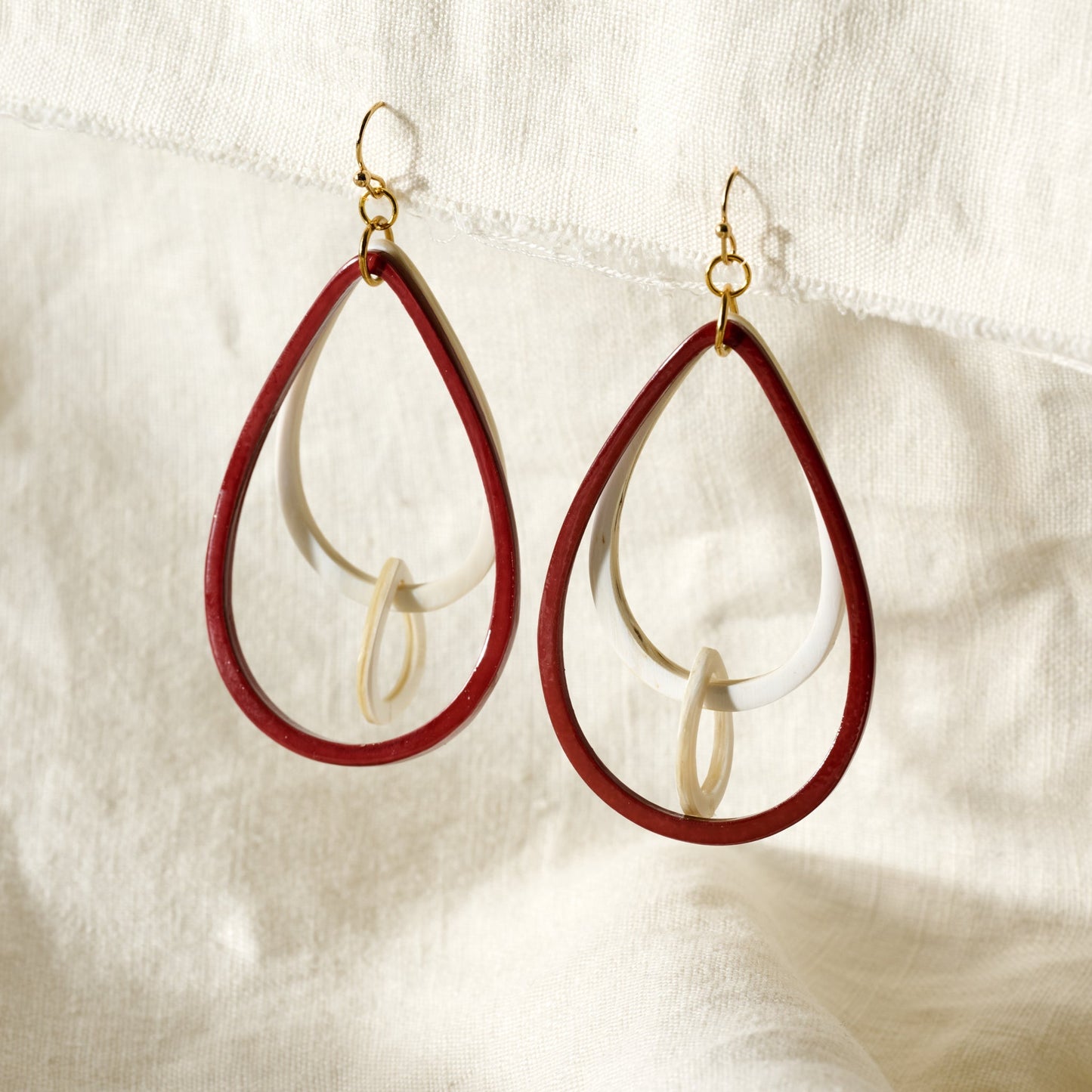 Earrings triple teardrop horn 3L tan/red