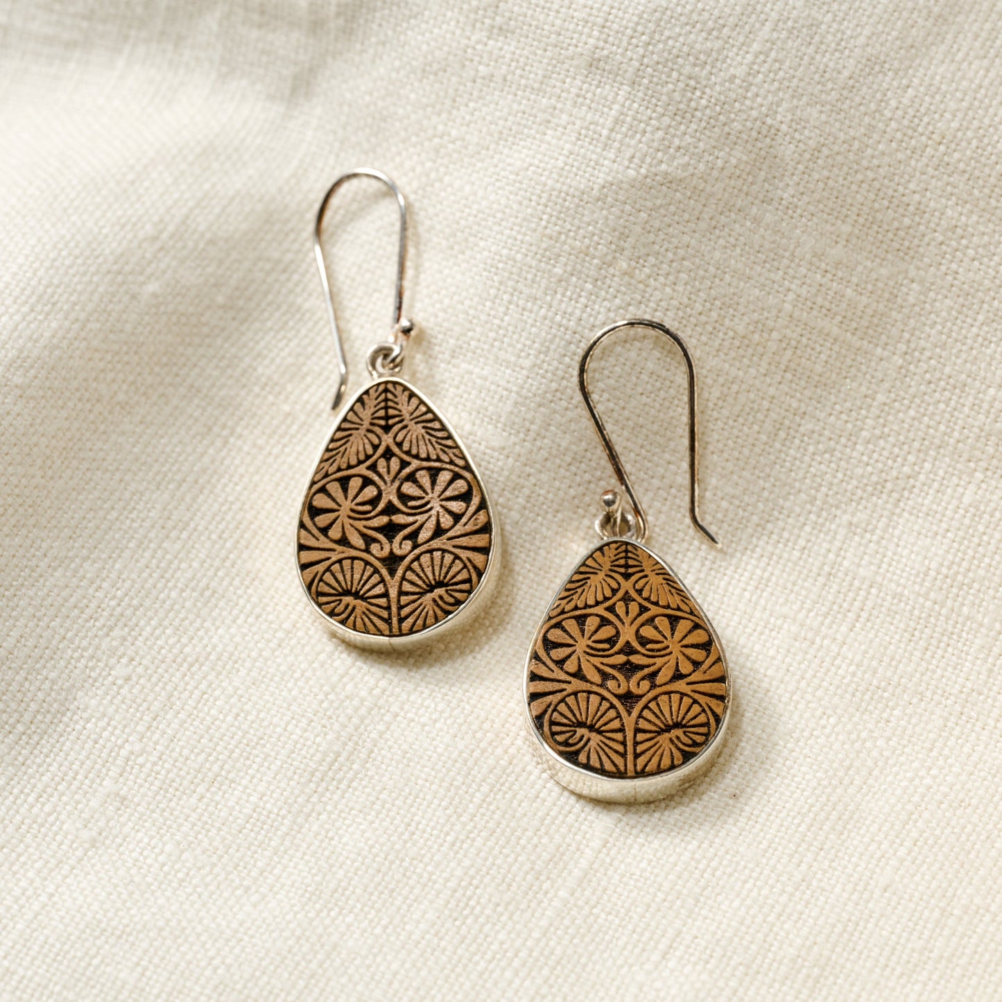 Earrings teardrop carved gourd/strlg 1.5L silv/brn