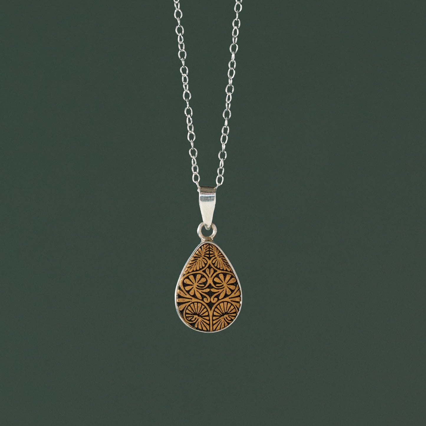 Necklace teardrop carved gourd/strlg 16L silv/brn