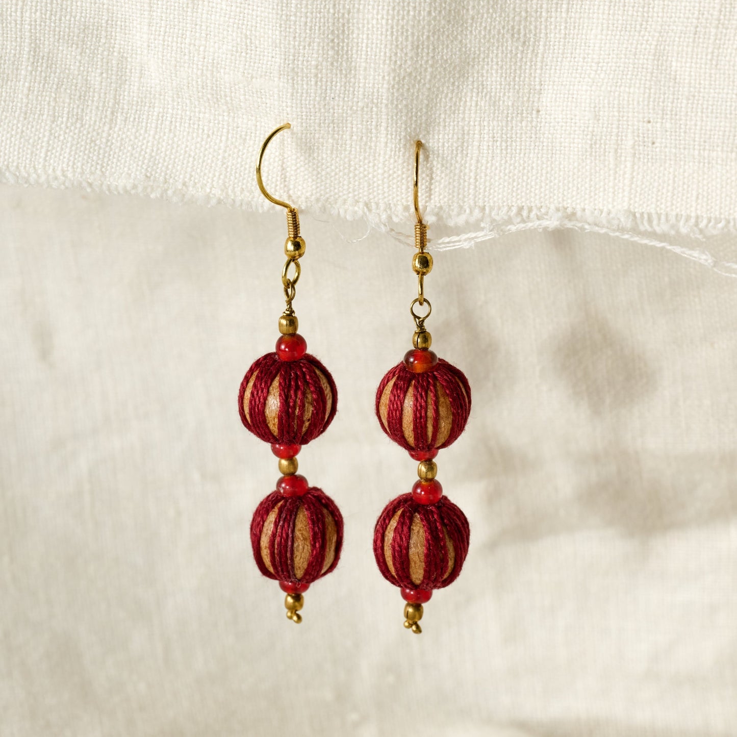 Earrings wrapped balls wood/cotton 2.5L red/brn