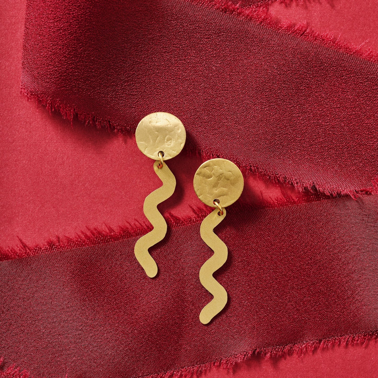 Earrings post snakes hammered brass 2L gold