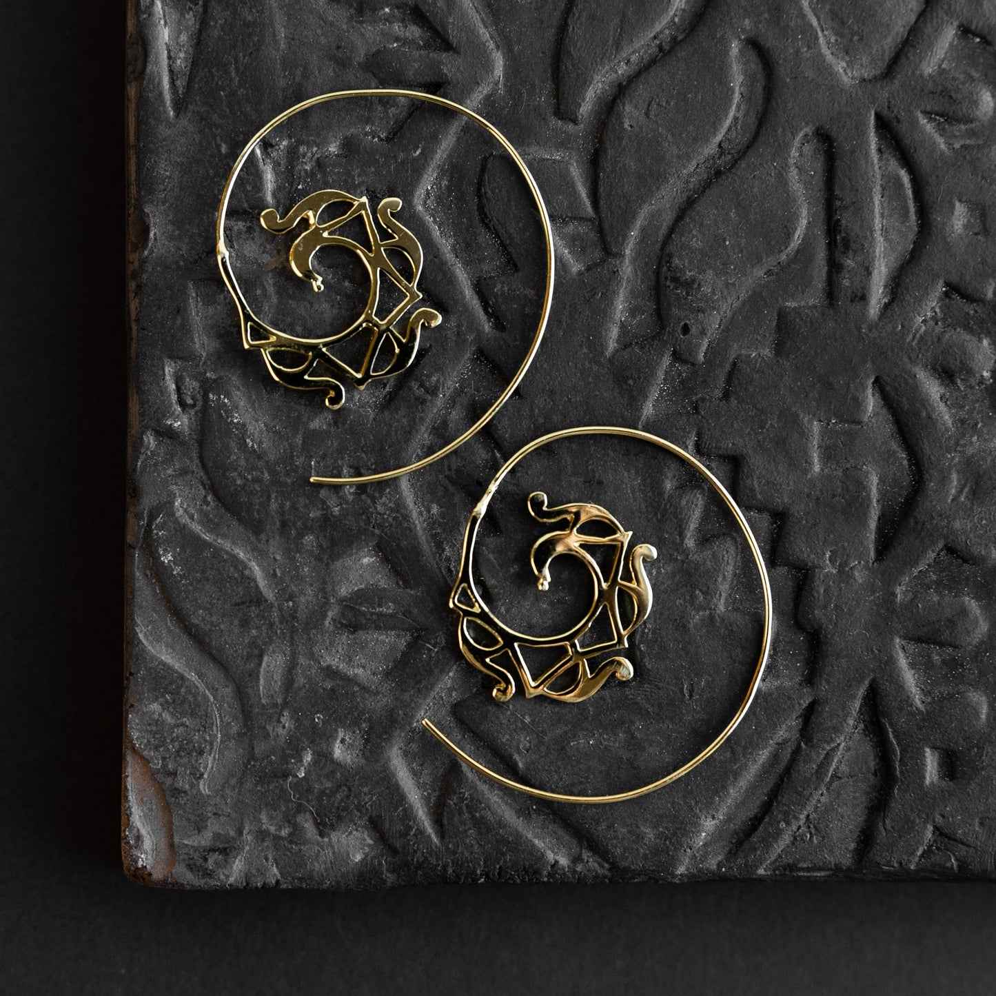 Earrings swirl pull thru 18K gold plt/br 1.25D gld