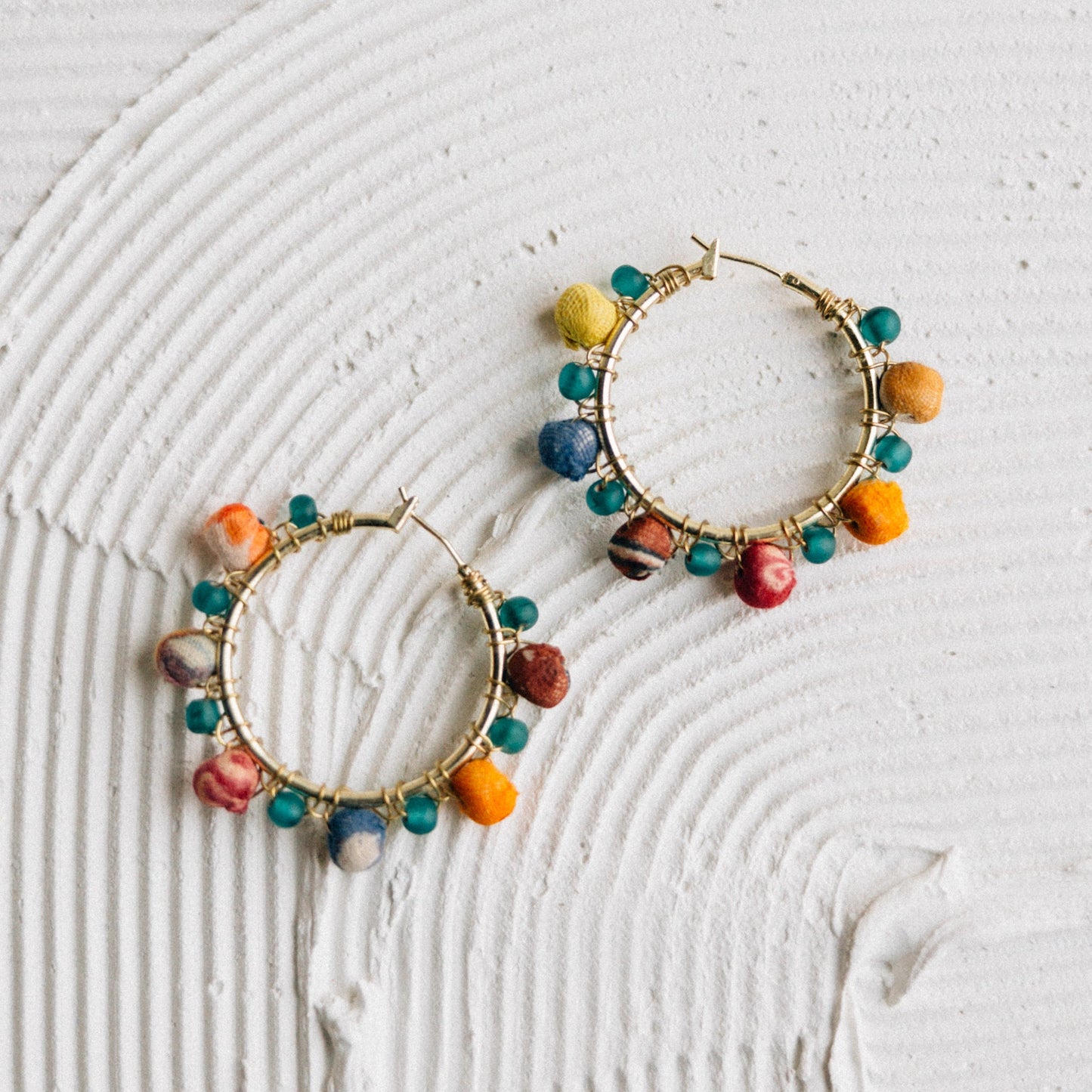 Earrings hoop w/clth bd sari/br/glss 1.5D br/multi