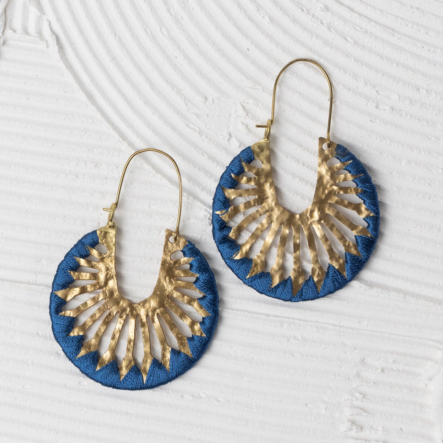Earrings sunburst rnd brss/thread 2L brass/blu