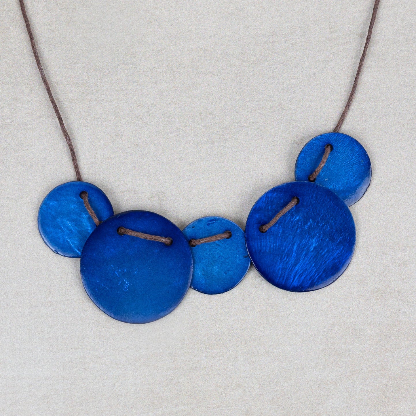 Necklace 5 threaded discs capiz/cord 18L blu/brn