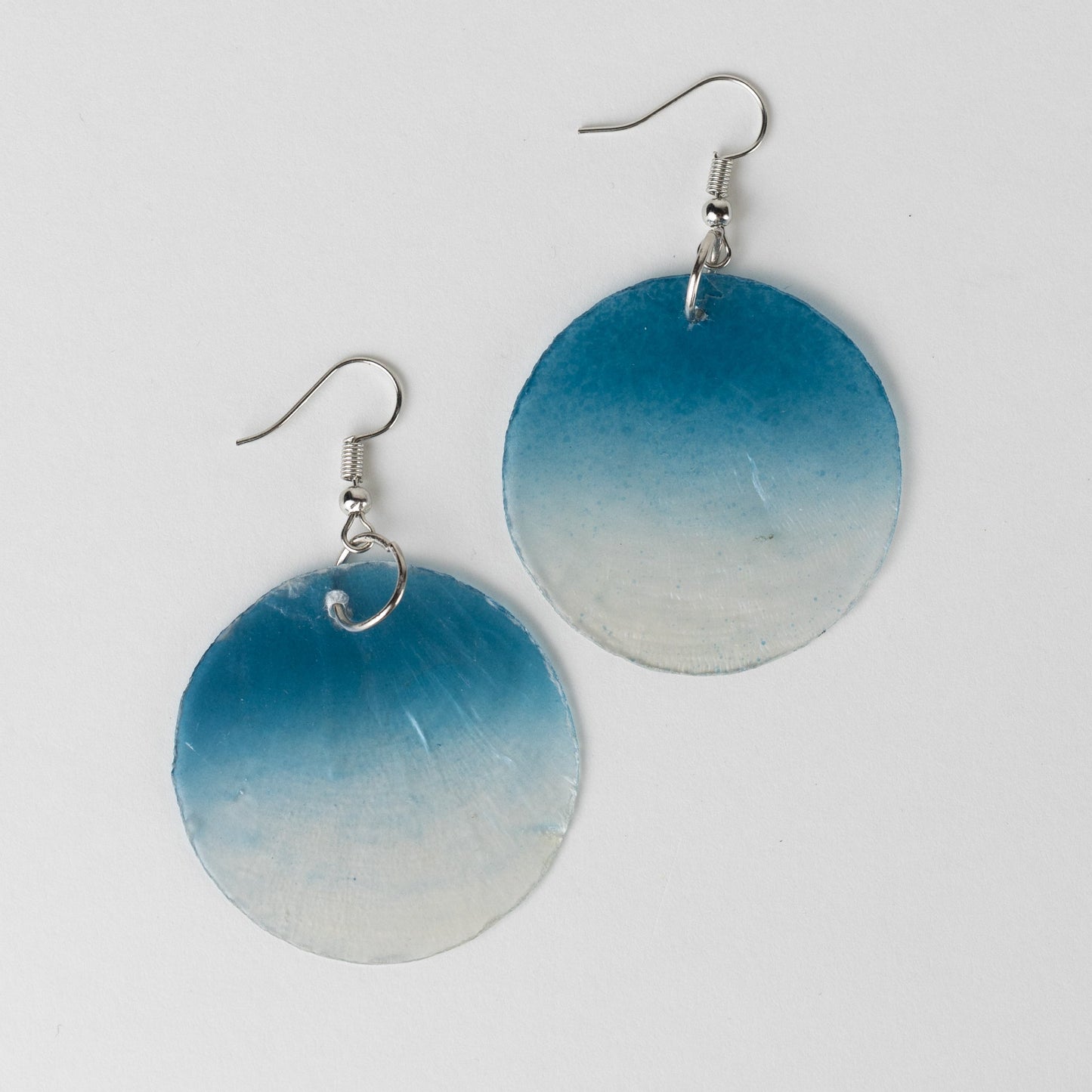 Earrings ombre single disc capiz/mtl 2.25L blu/mat