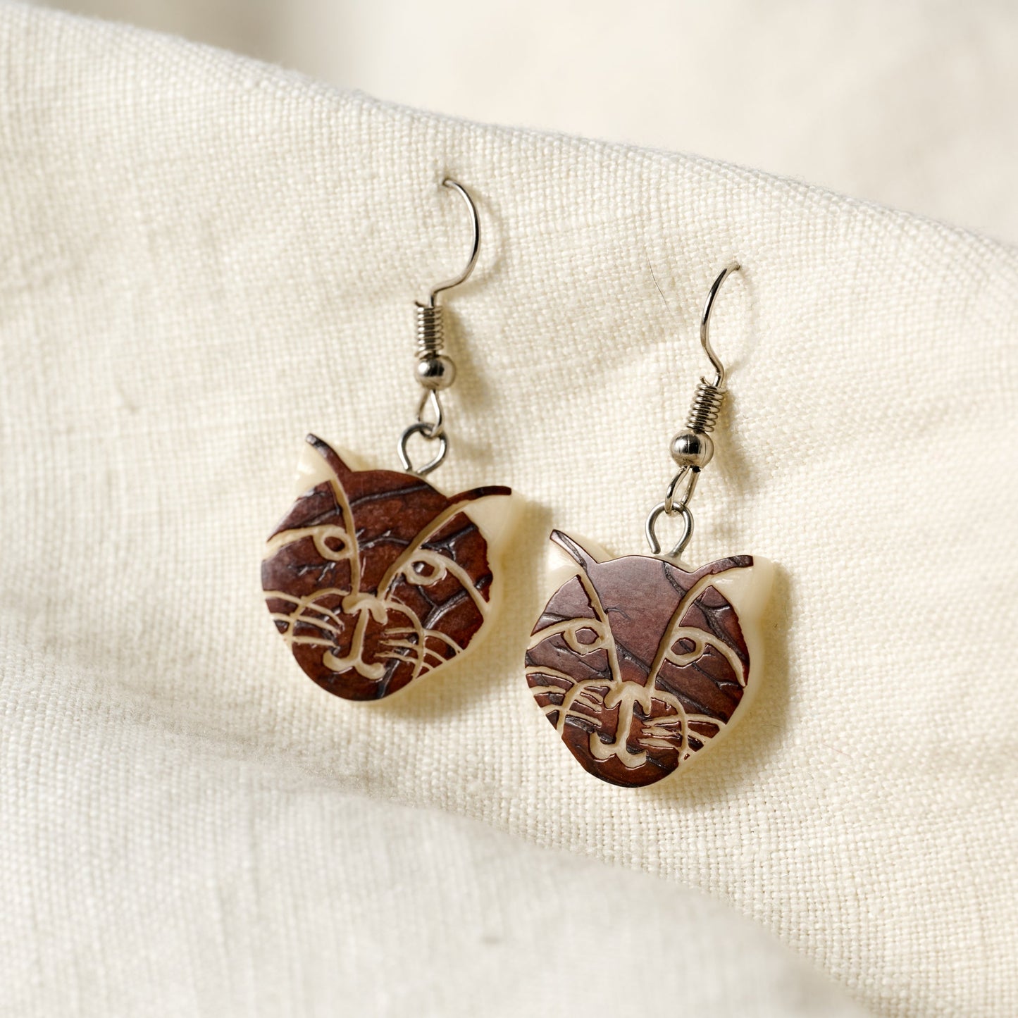 Earrings cat face tagua 1.5L brown/cream/silver