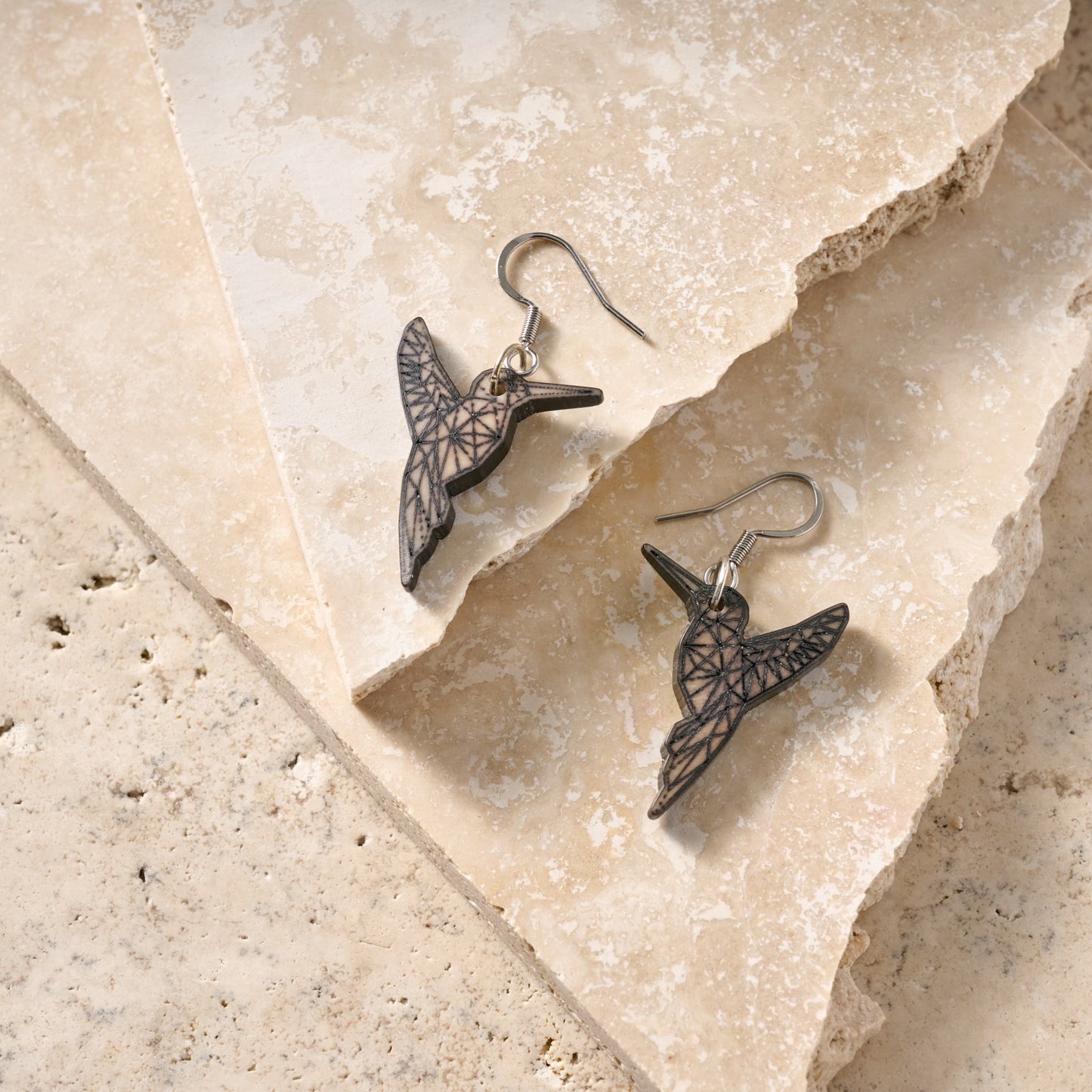 Earrings humming bird tagua/steel 1.5L blk/tan