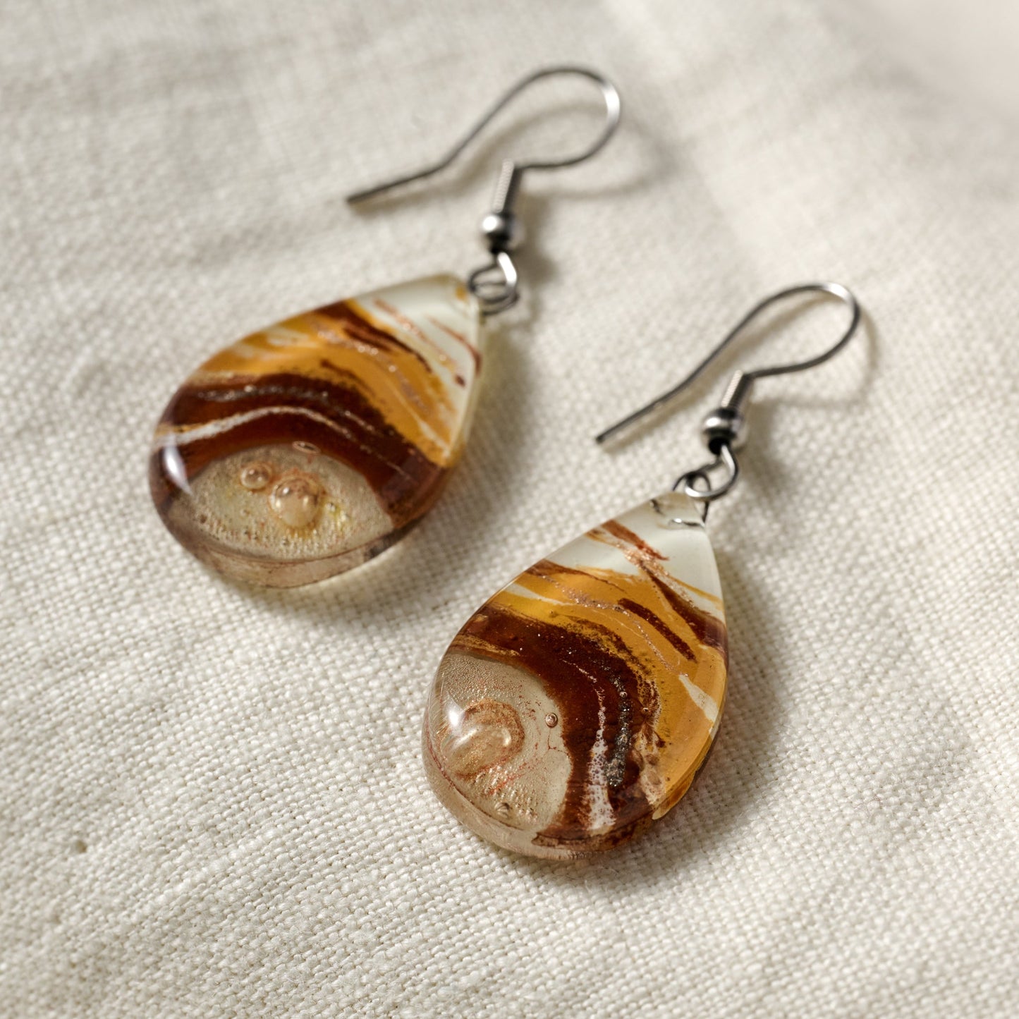 Earrings T-drop fused glss/steel 1.75L tan/rd/silv