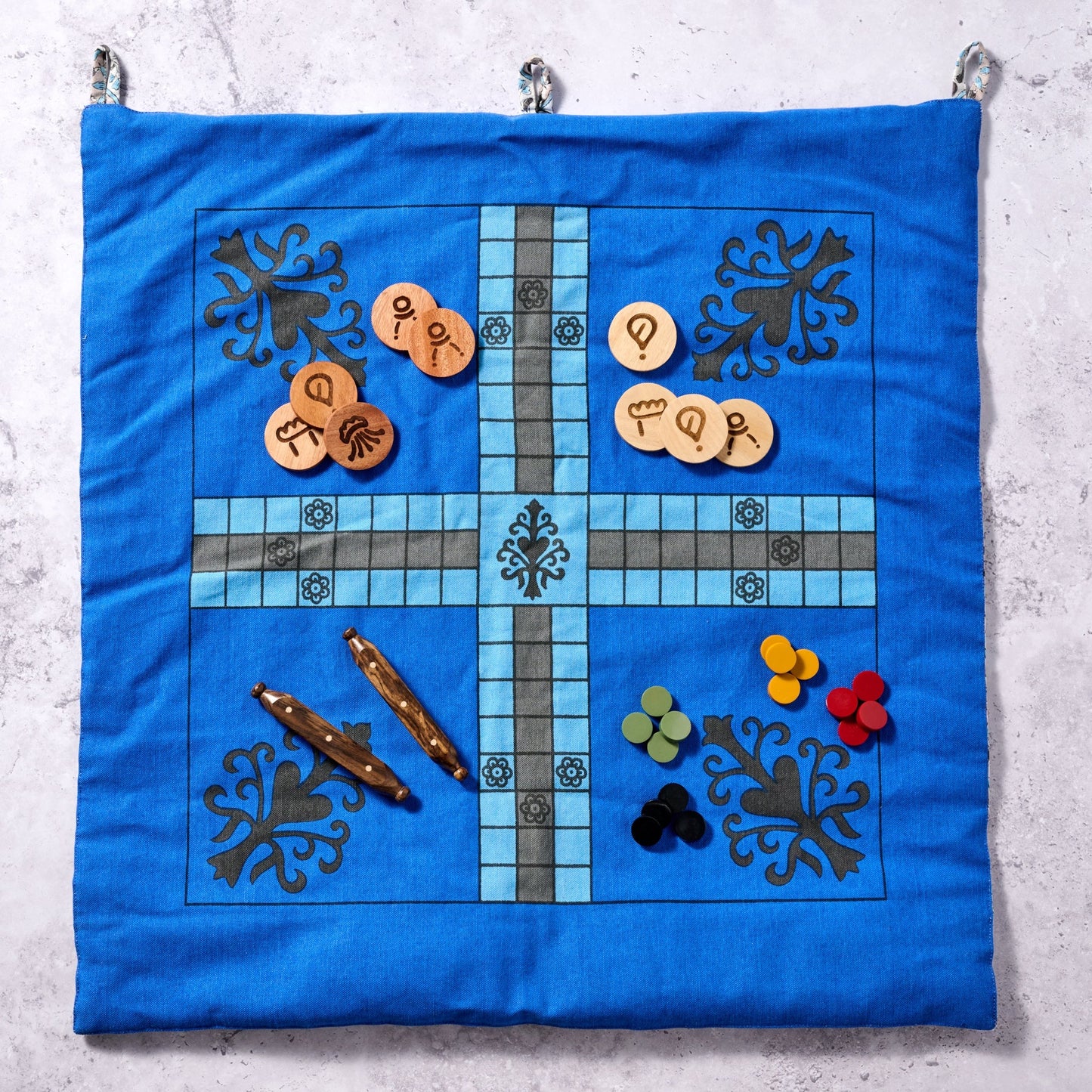 Wall hanging game set cotton/wood 24x25 blu/brn
