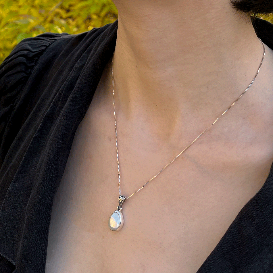 Filigree Simplicity Pearl Necklace - Brass