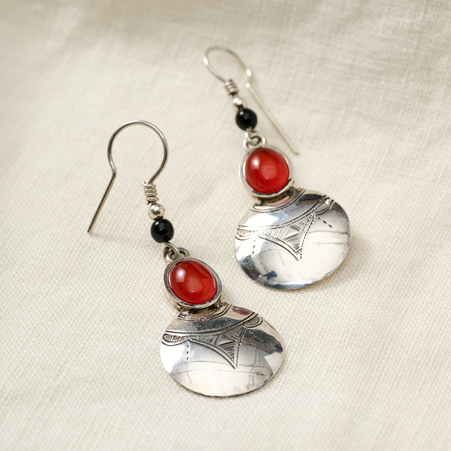 Earrings disc Tuareg silv/agate 2.25L silv/rd/blk