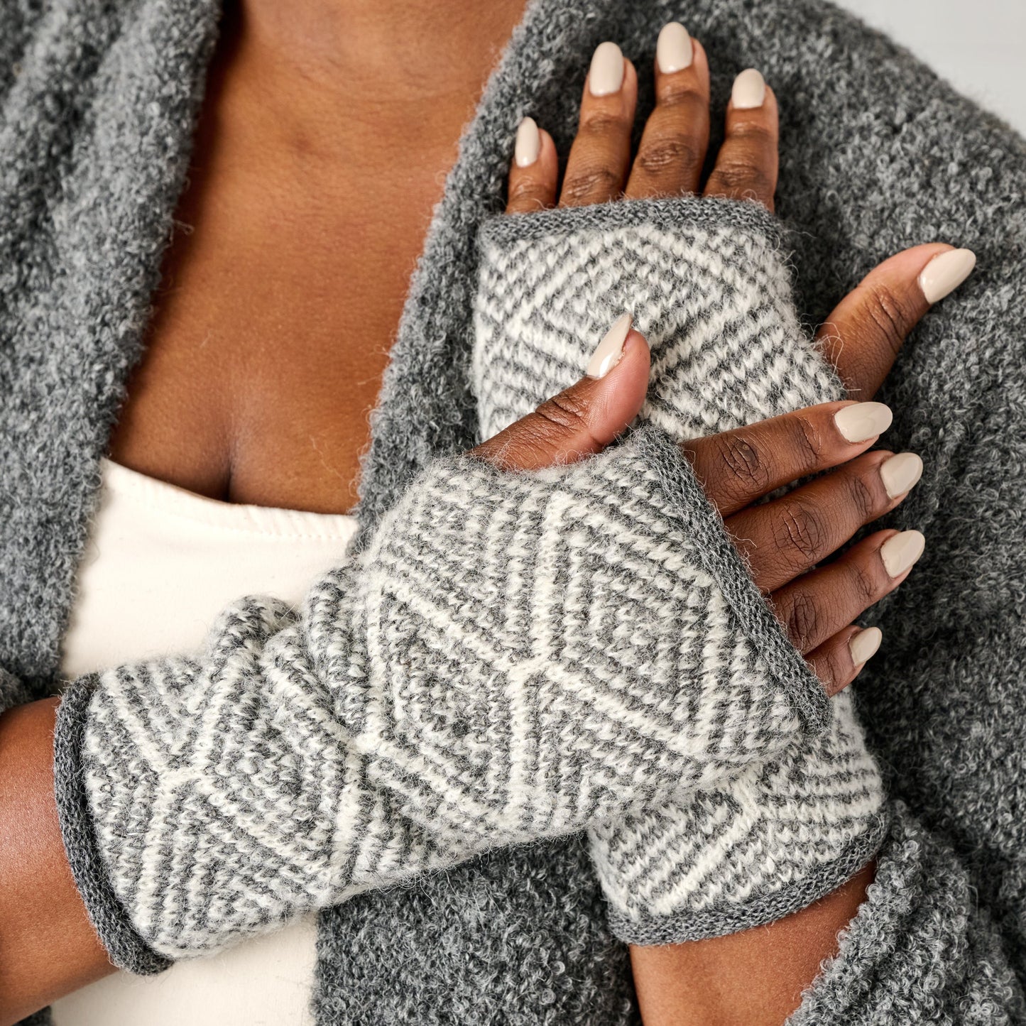 Wristwarmers diamond pattern alpaca 10L gray/white