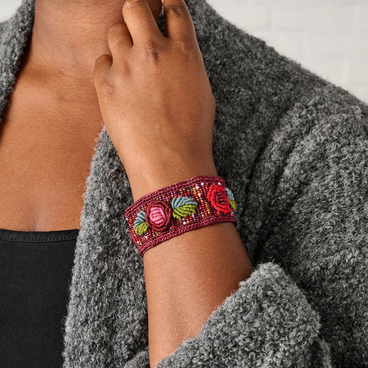 Bracelet beaded w/rose applique glass 6.5L red/grn