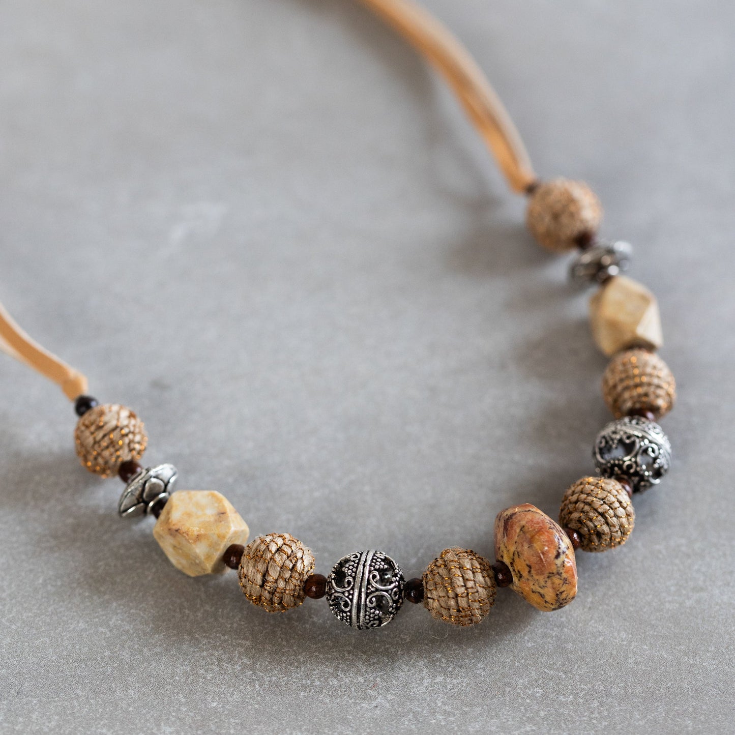 Necklace chnk bead stn/jute/brss/lthr 20L nat/silv