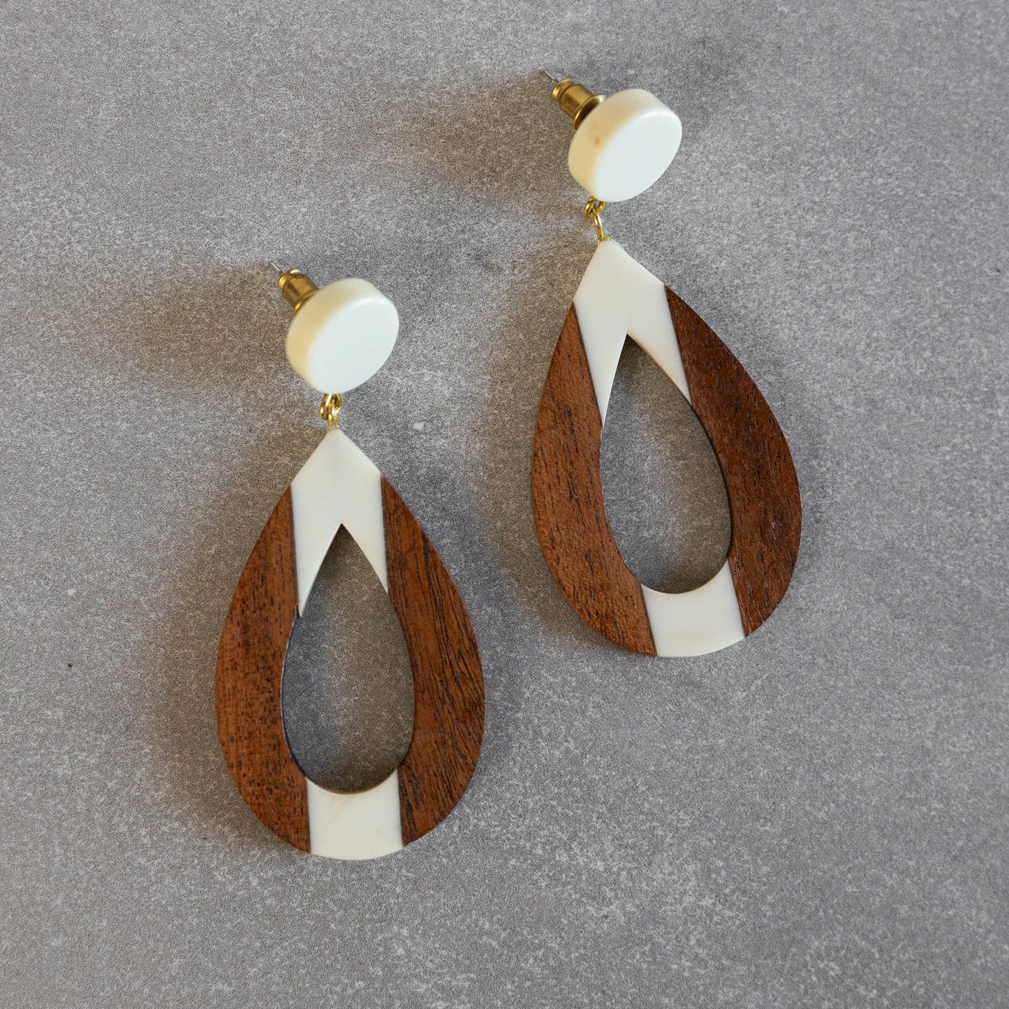 Earrings dangle teardrop wood/resin 2.5L ivory/brn