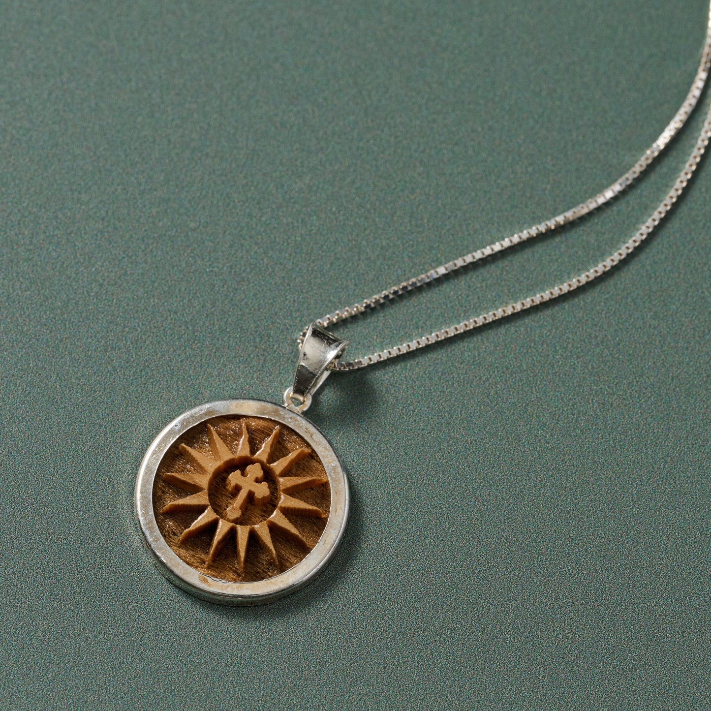 Necklace sunburst/cross olive wd/silv 18L nat/silv