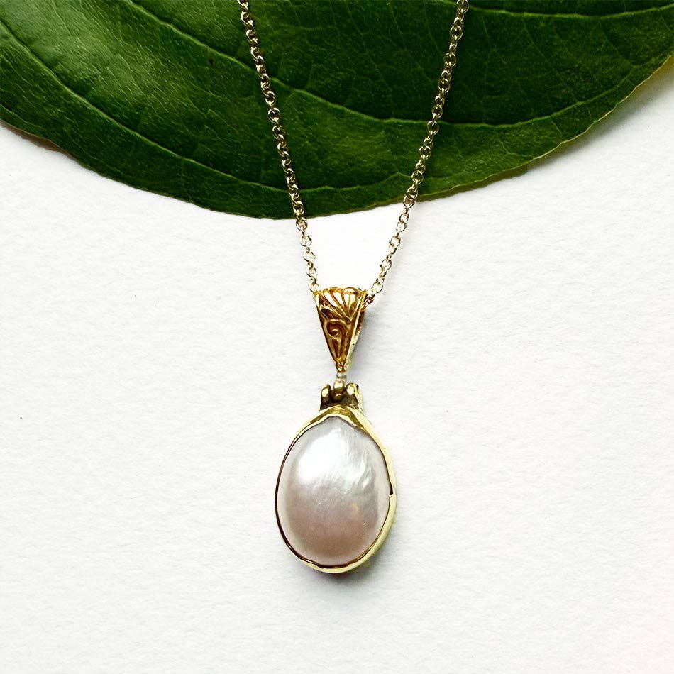 Filigree Simplicity Pearl Necklace - Brass