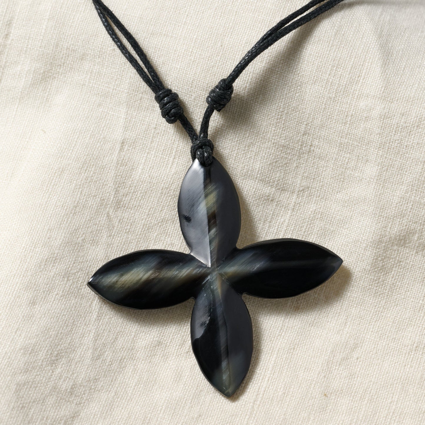 Necklace sq cross horn/cttn adj black/crm