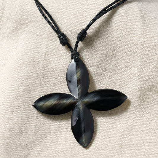 Necklace sq cross horn/cttn adj black/crm