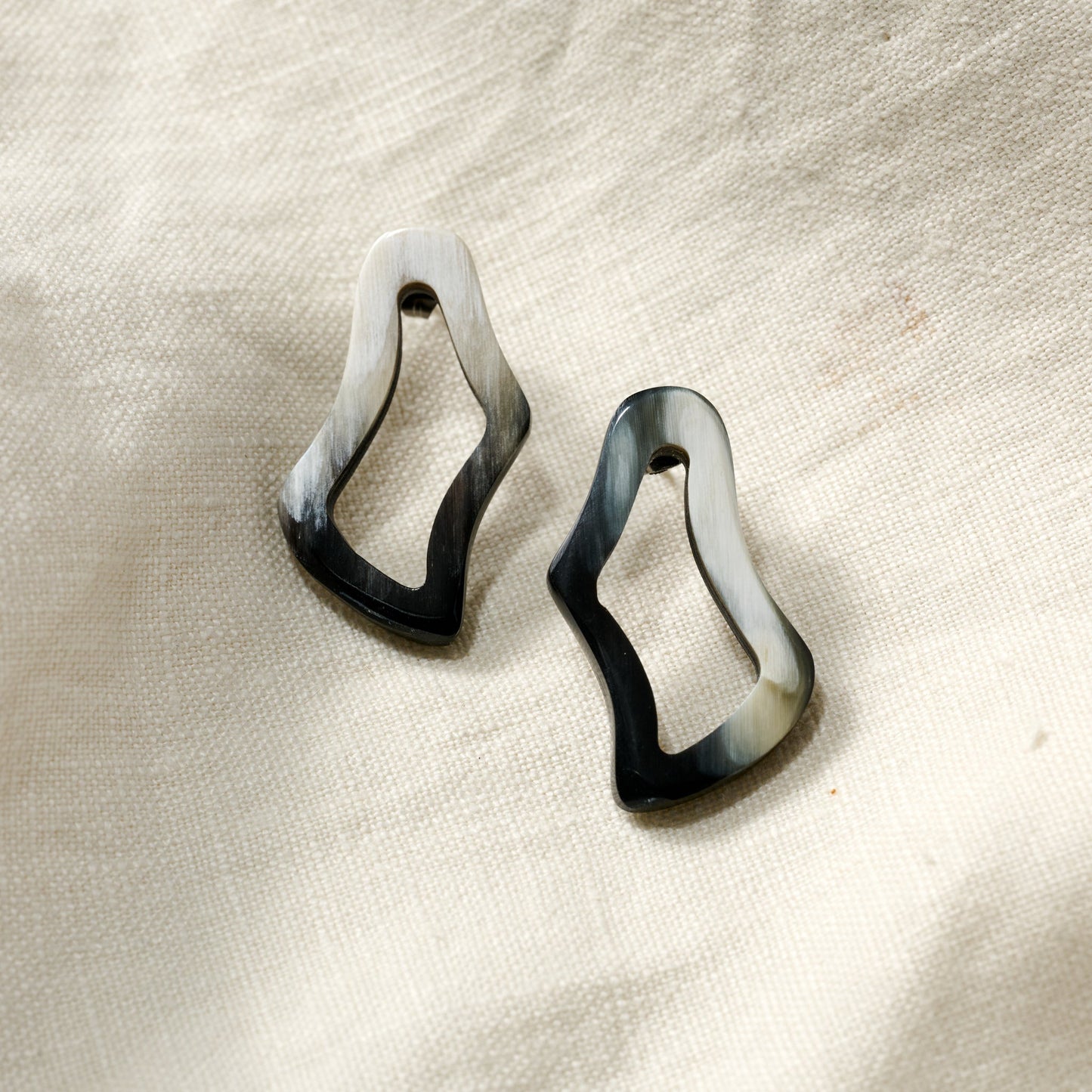 Earrings post squiggle circle horn 1.5L blk/crm