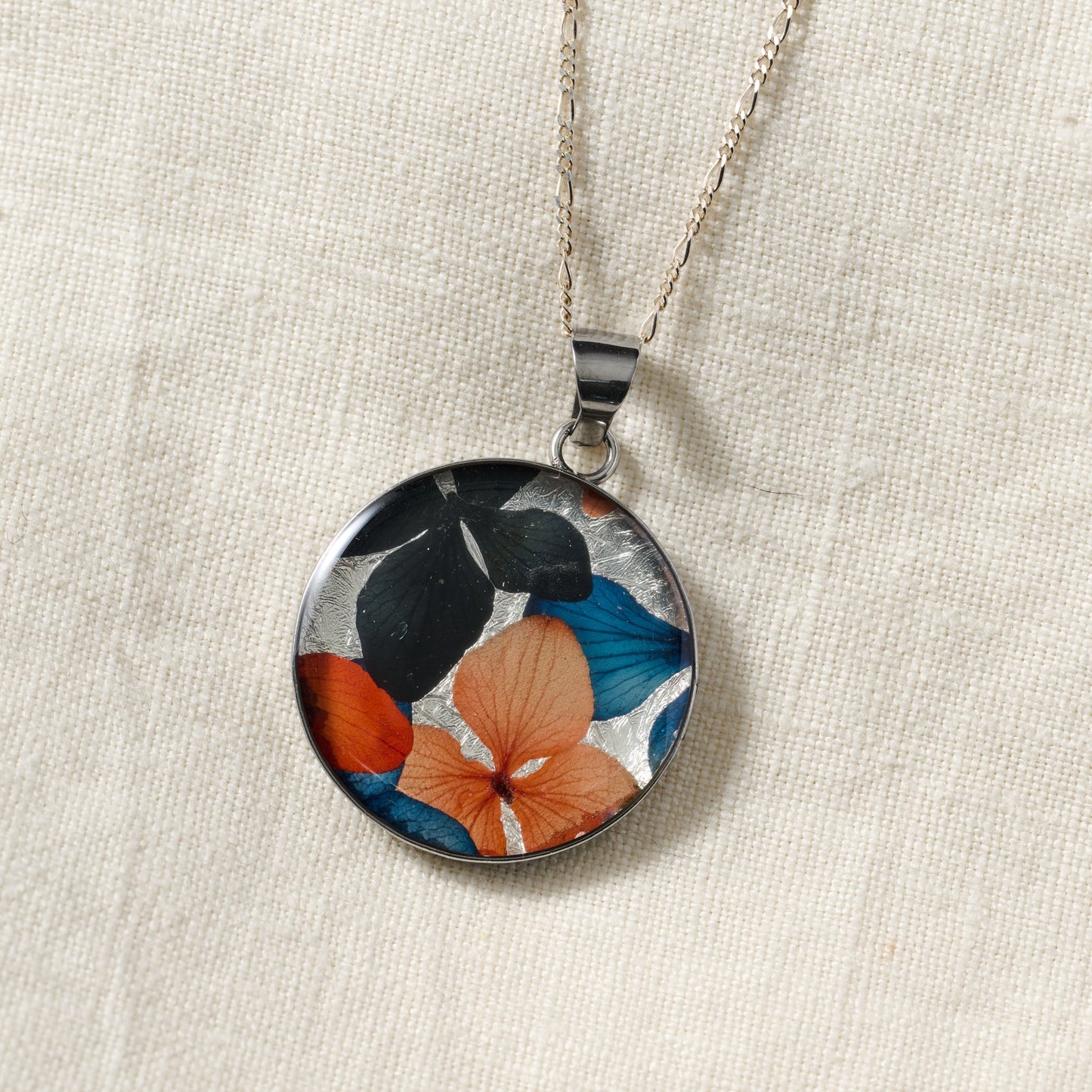 Necklace petal strlg silv/resin 16L silv/blue