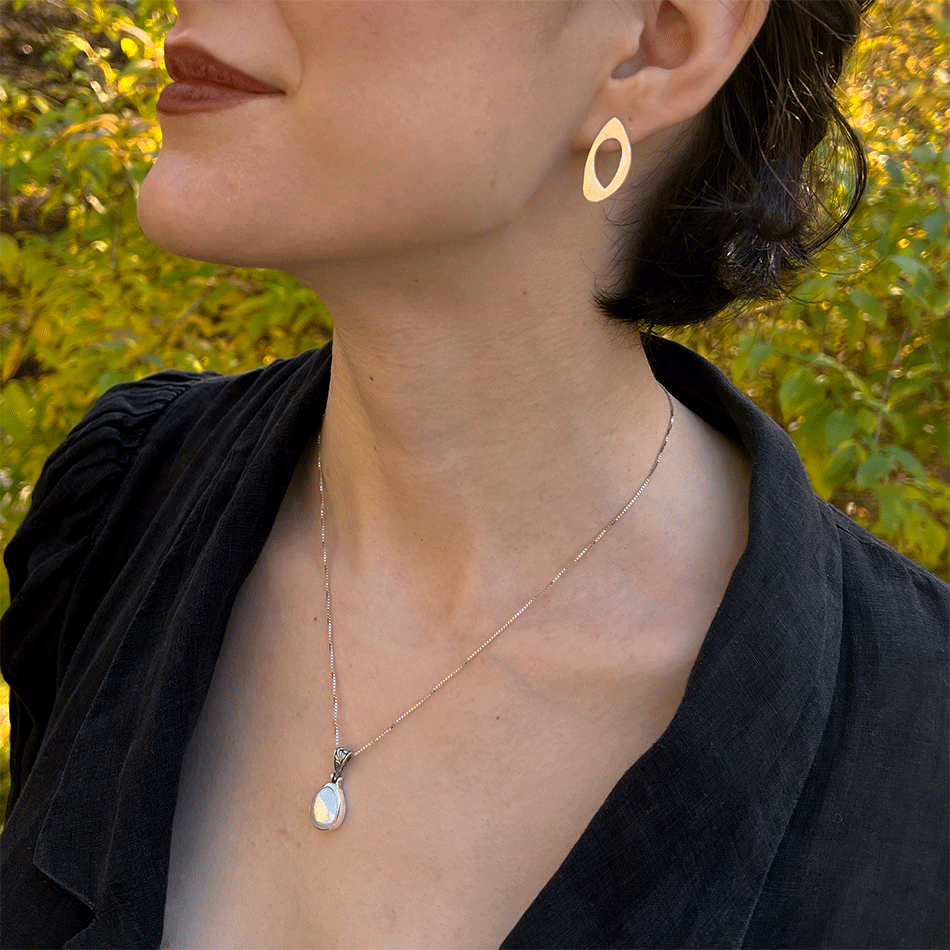Filigree Simplicity Pearl Necklace - Brass