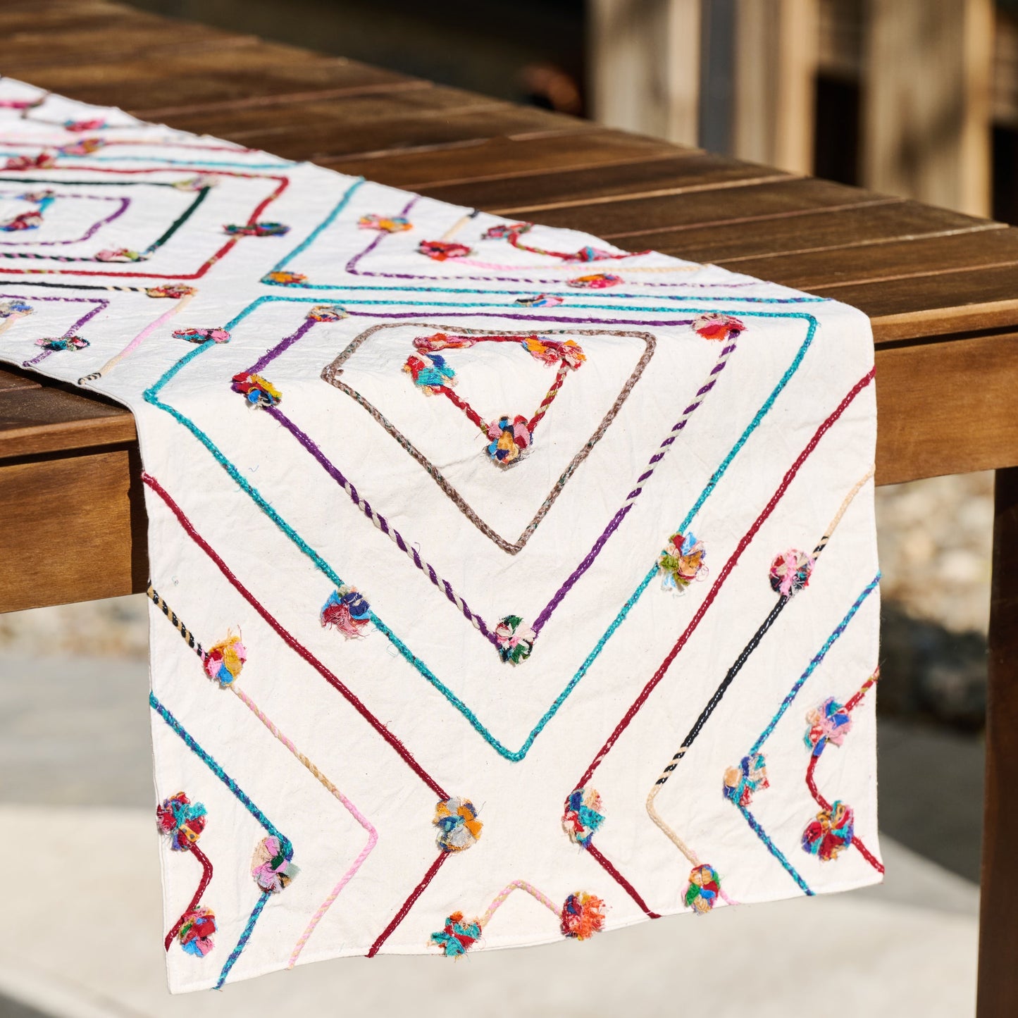Table runner strpd/pompom sari/cttn 71x16 wht/asst