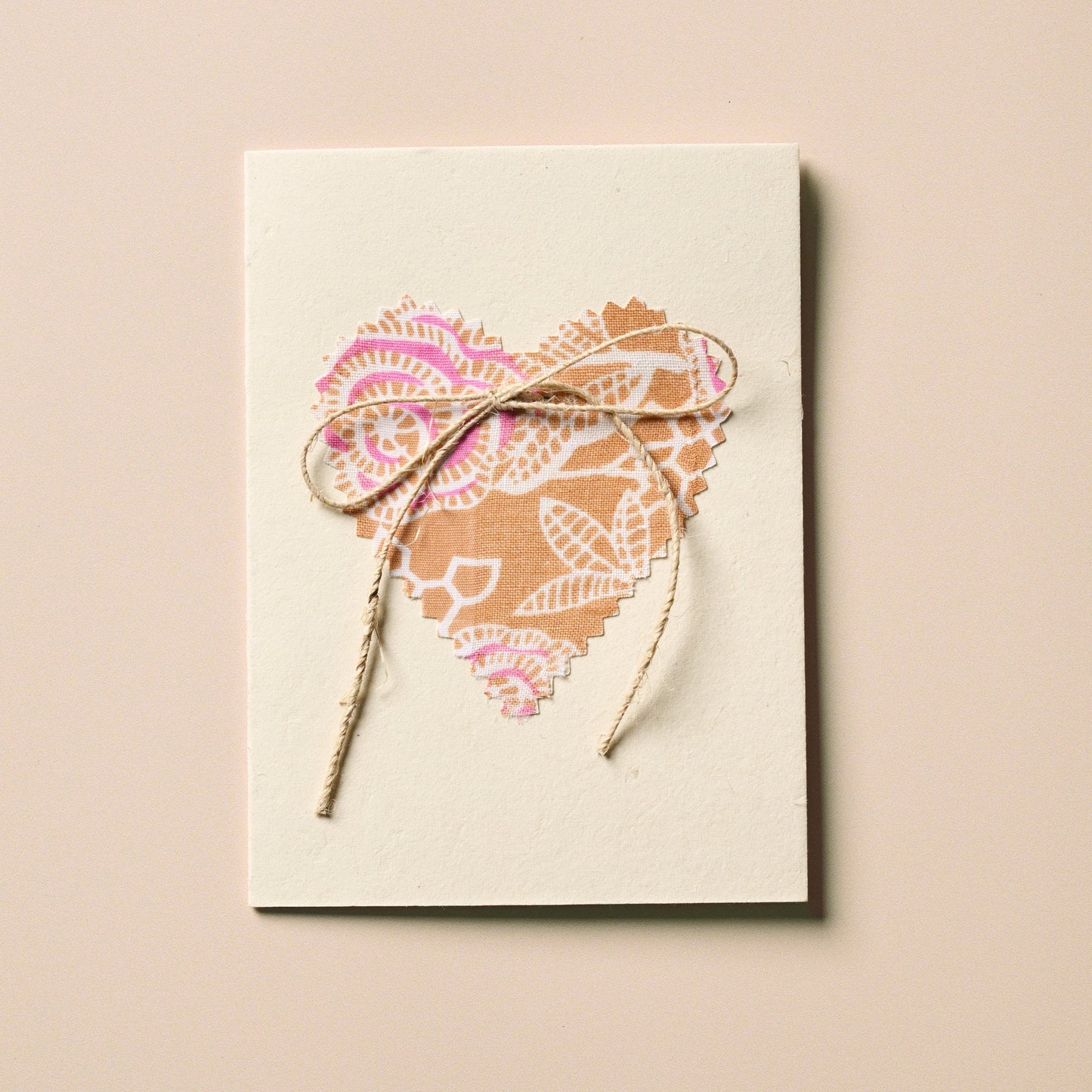 Card heart w/bow M/3 ppr/sari 4.25x6 cream/asst