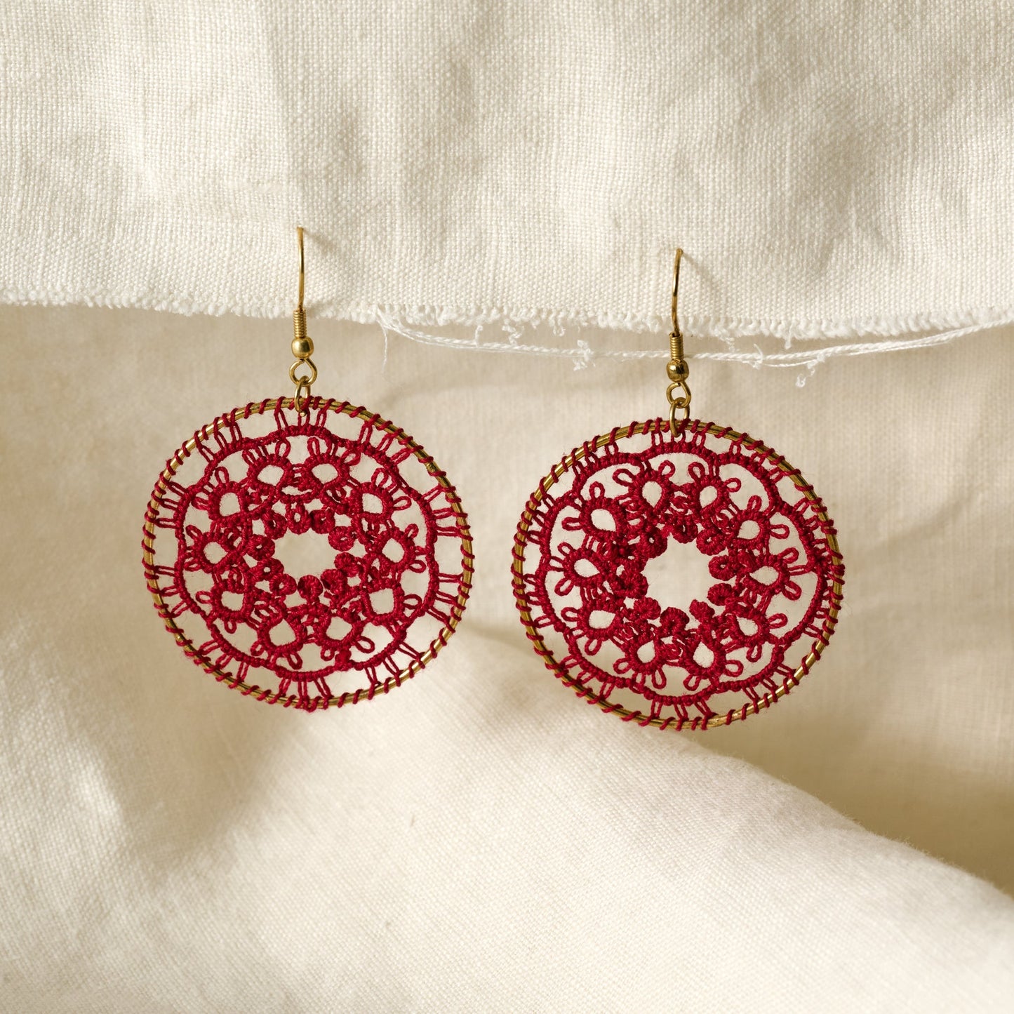 Earrings tatted circle iron/br/cttn 1.75D red/gld
