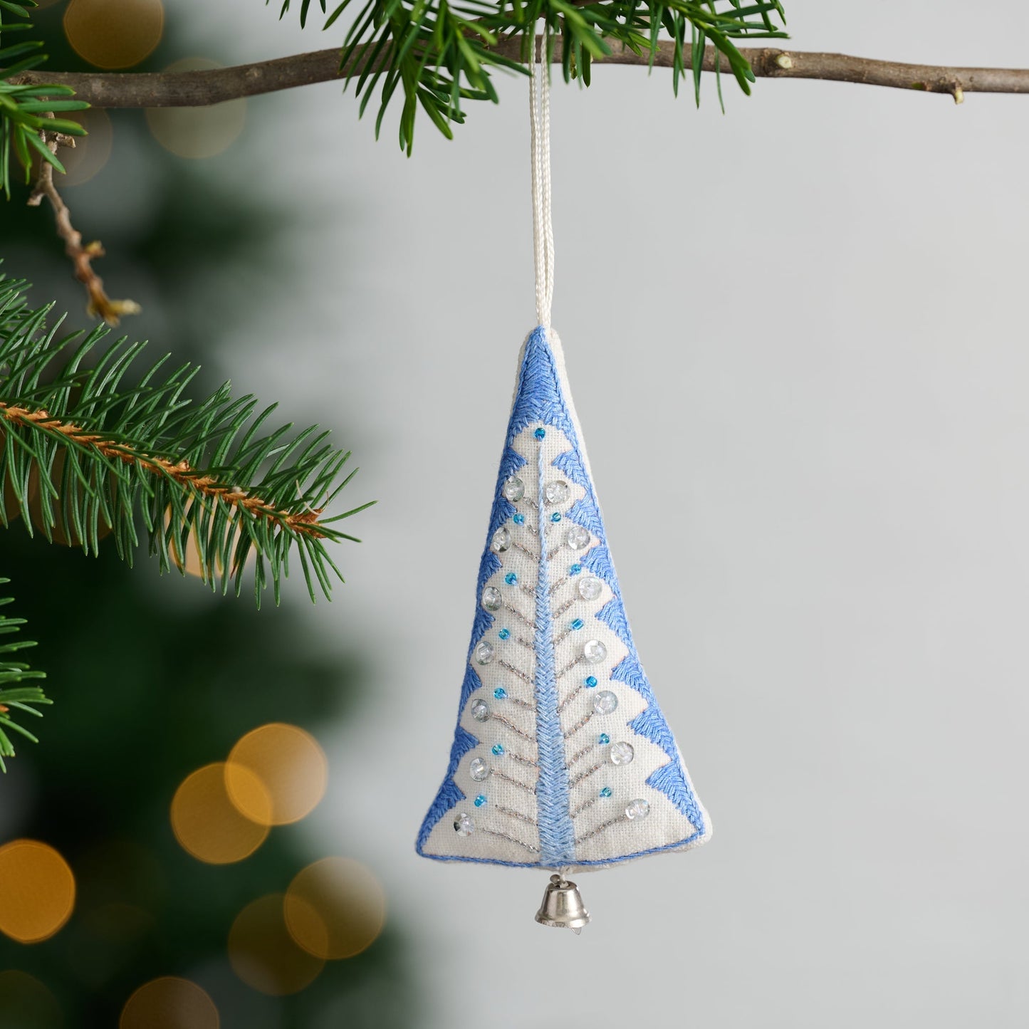 Ornament tree w/bell M/3 stuff emb cttn 4H blu/wht