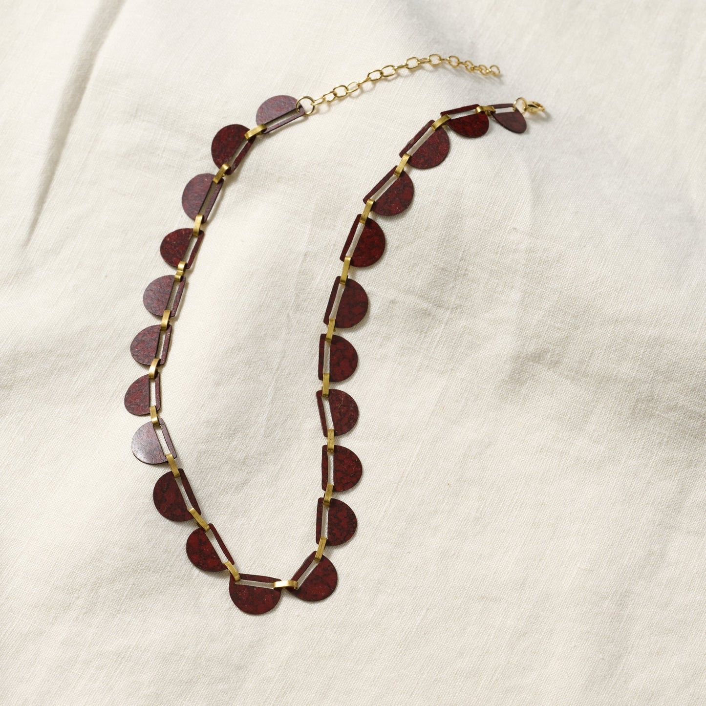Necklace linked half circles brass 16L red/gold