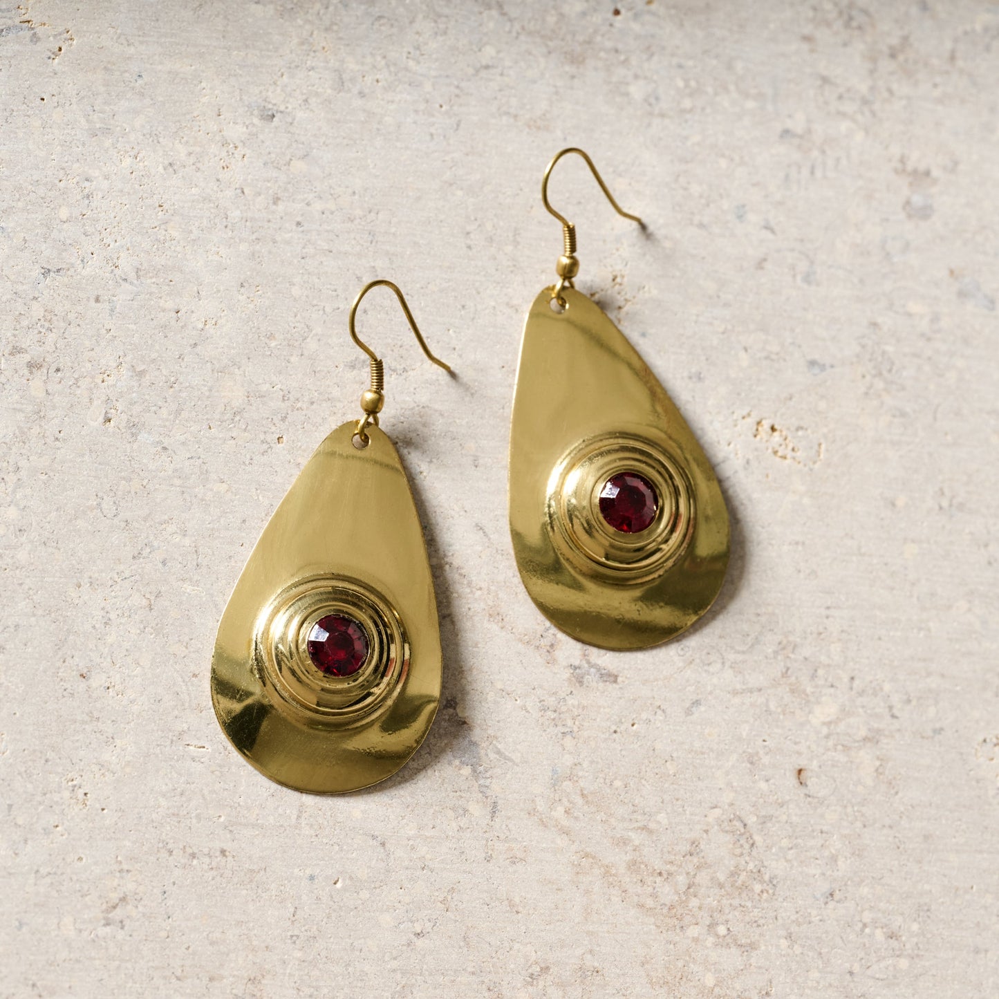 Earrings dangle pear w/eye br/glass 2.5L br/red