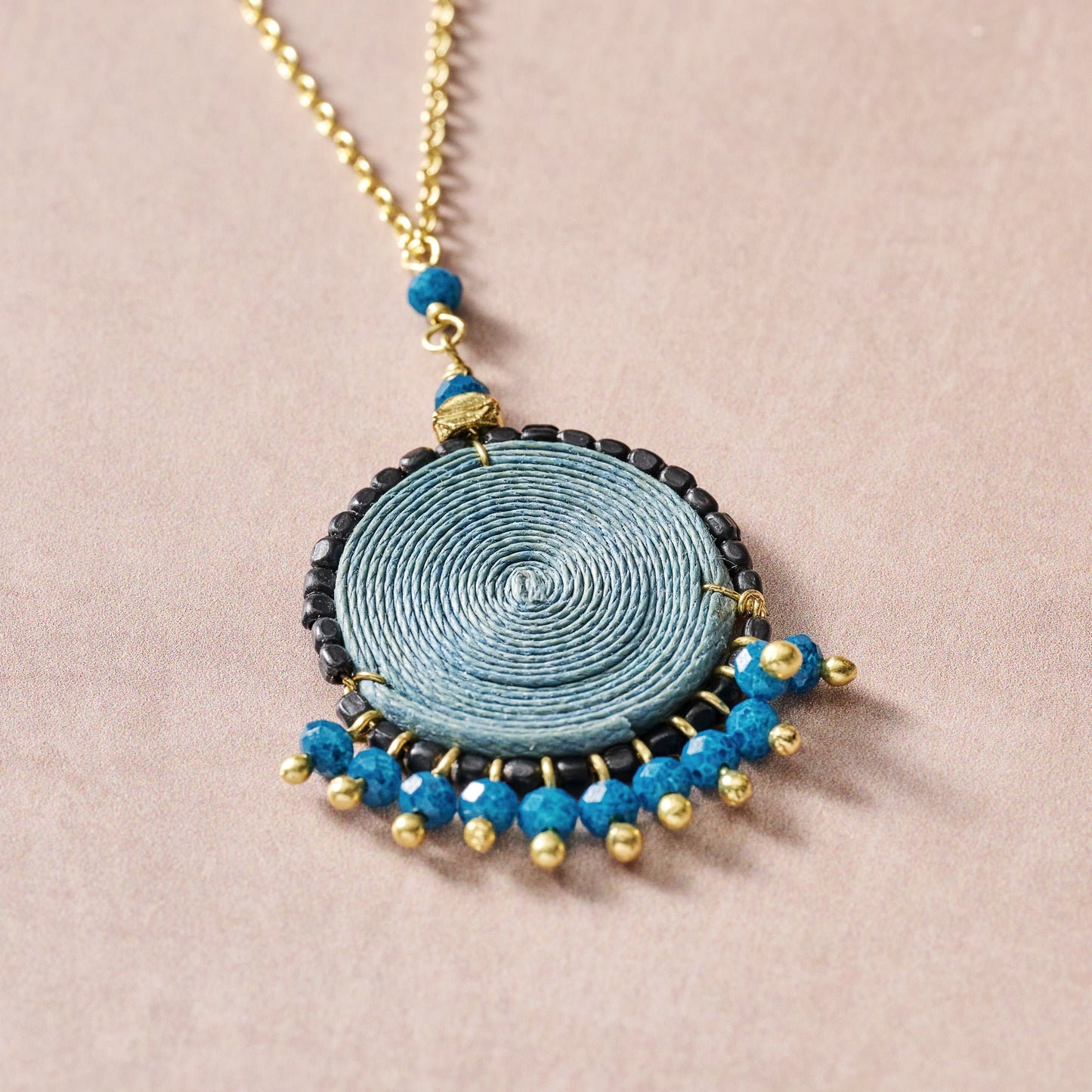 Necklace coil pendant brass/jute/glass 25L br/blue