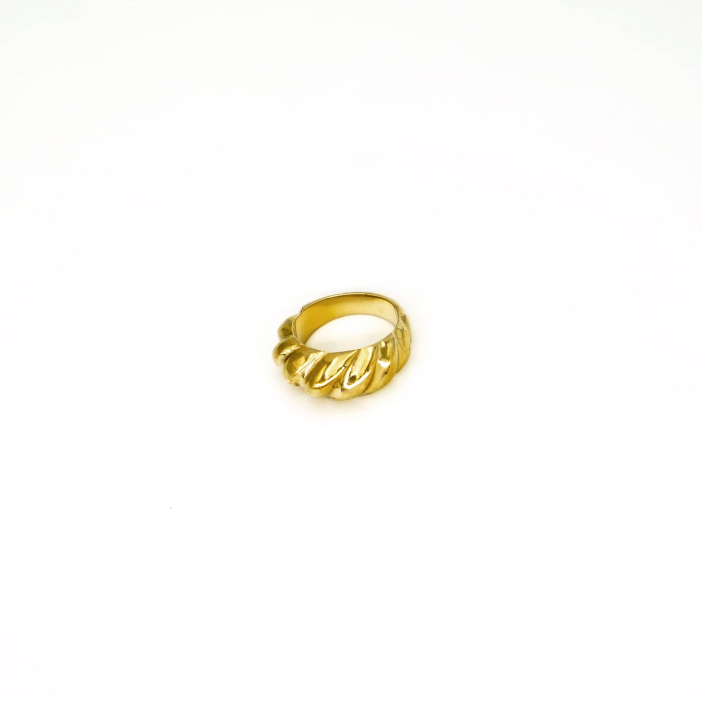 Lira Round Wave Brass Ring