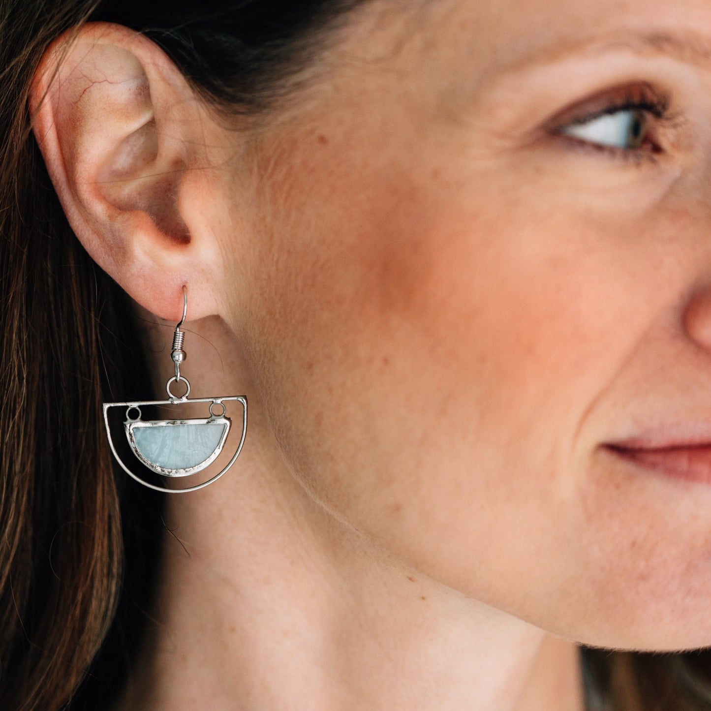 Earrings semicircle capiz/mtl 1.5L light green