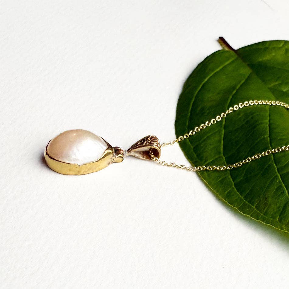 Filigree Simplicity Pearl Necklace - Brass